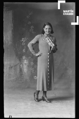 Retrato de mujer no identificada en estudio fotográfico