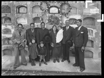 Retrato de familia no identificada en el cementerio