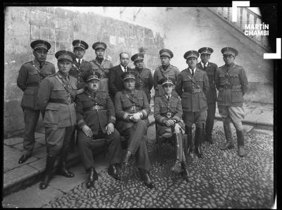 Retrato de oficiales de la Guardia Civil junto al Dr. Horacio Rozas Suárez