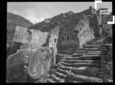 Vista de la ventana de la Serpiente grupo del Torreón, Machu Picchu