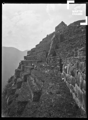 Muros de contencion del Intihuatana, Machu Picchu