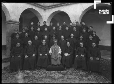 Retrato de seminaristas junto al Obispo Santiago Hermoza