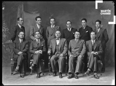 Retrato de hombres en estudio fotográfico