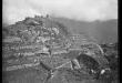 Vista hacia los muros de contencion del Intihuatana, Machu Picchu