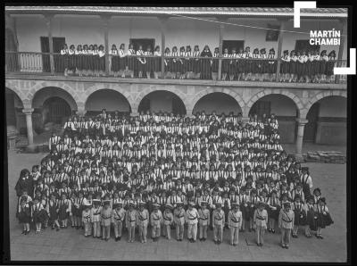 Retrato del alumnado del Colegio Santa Ana junto a la reverenda madre Sor Ana Santina Lomónico Quaranto en su antiguo local de Santa Catalina