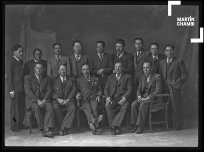 Fundadores del Instituto Americano de Arte del Cuzco, intelectuales y artistas reunidos en homenaje a José Uriel García en el Estudio de Martín Chambi