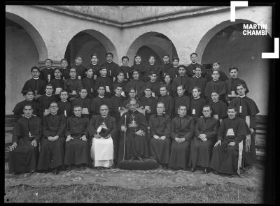 Retrato de seminaristas junto al Obispo Santiago Hermoza