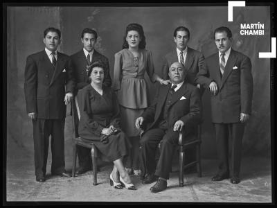 Retrato de familia no identificada en estudio fotográfico