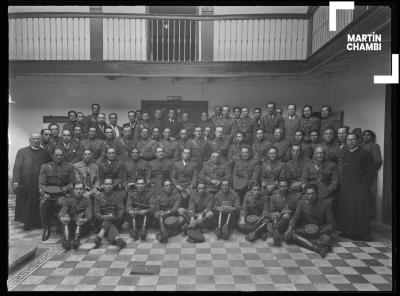 Retrato de oficiales del ejercito junto a capellanes