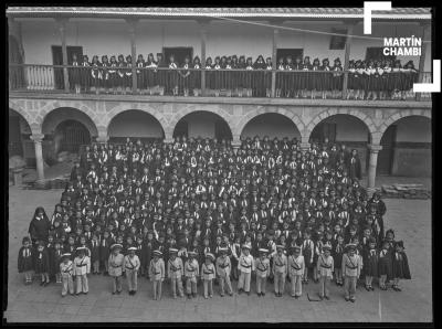 Alumnado del Colegio Santa Ana junto a la reverenda madre Sor Ana Santina Lomónico Quaranto en su antiguo local de Santa Catalina