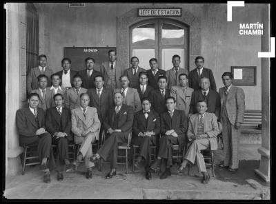 Retrato del personal junto al jefe de ferrocarriles de la Peruvian Company