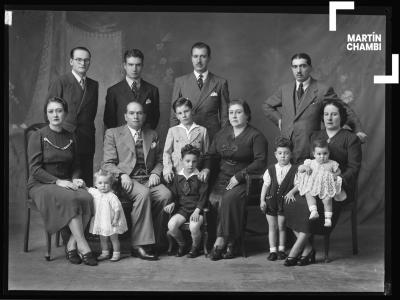 Retrato de la familia Corzo junto a sus hijos, hijos políticos y nietos