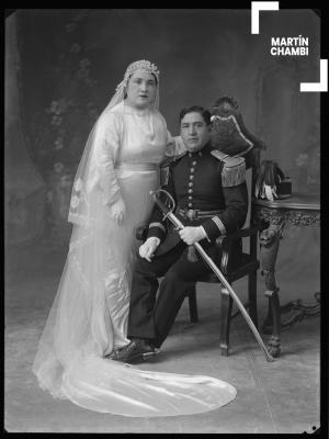 Retrato de oficial militar del cuerpo de artillería Nº4 junto a su novia