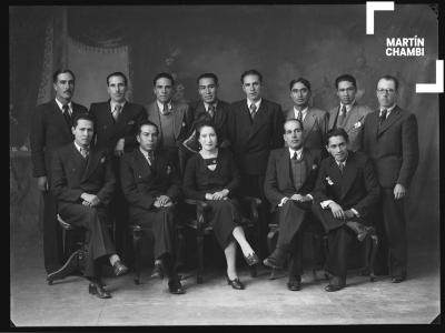 Retrato de estudiantes de la facultad de derecho de la universidad San Antonio Abad del Cuzco con presencia de Rosa Augusta Rivero Ricalde