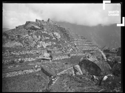 Vista hacia los muros de contencion del Intihuatana, Machu Picchu