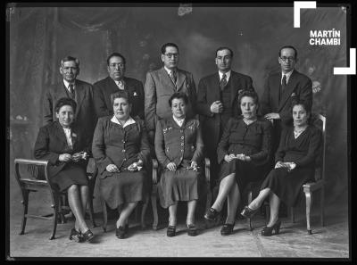 Retrato de vocales cuzqueños junto a sus esposas