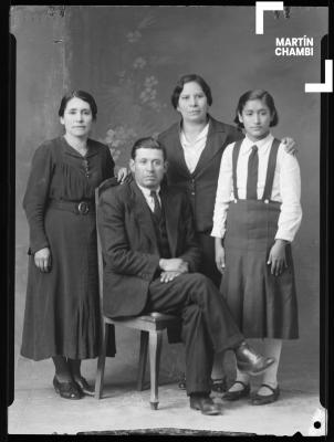 Retrato de familia no identificada en estudio fotográfico