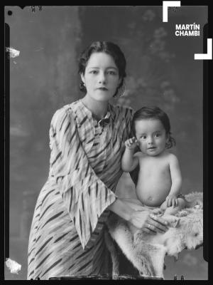 Retrato de mujer y bebé no identificados en estudio fotográfico