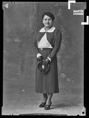 Retrato de mujer no identificada en estudio fotográfico