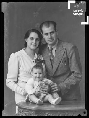 Retrato de familia no identificada en estudio fotográfico