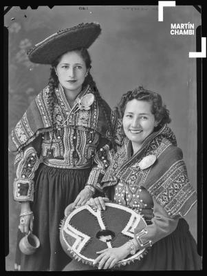 Retrato de mujeres no identificadas en traje tradicional en estudio fotográfico