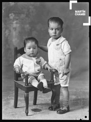 Retrato de niños no identificados en estudio fotográfico