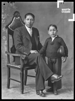 Retrato de hombre y niño no identificados en estudio fotográfico