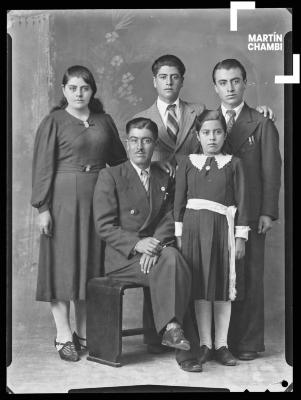 Retrato de familia no identificada en estudio fotográfico