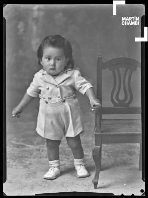 Retrato de niña no identificada en estudio fotográfico