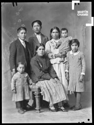 Retrato de familia no identificada en estudio fotográfico