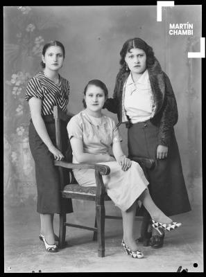 Retrato de mujeres no identificadas en estudio fotográfico