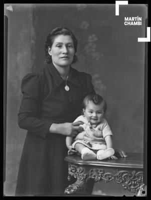 Retrato de madre e hijo no identificados en estudio fotográfico