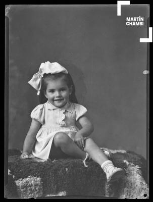 Retrato de niña no identificada en estudio fotográfico