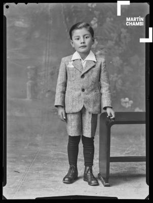 Retrato de niño no identificado en estudio fotográfico