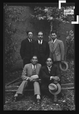 Retrato de Uriel García, Julio Genaro Gutiérrez Loayza, Martín Chambi y amigos no identificados en jardín