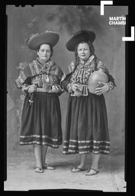 Retrato de mujeres no identificadas en traje tradicional en estudio fotográfico