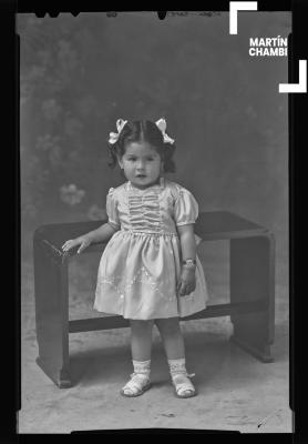 Retrato de niña no identificada en estudio fotográfico