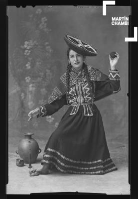 Retrato de mujer no identificada en traje tradicional en estudio fotográfico