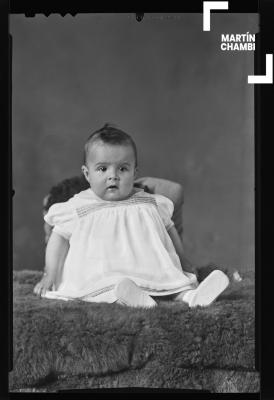 Retrato de niña no identificada en estudio fotográfico