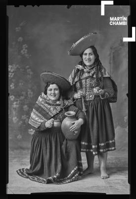 Retrato de mujeres no identificadas en traje tradicional en estudio fotográfico