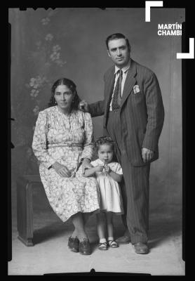 Retrato de familia no identificada en estudio fotográfico