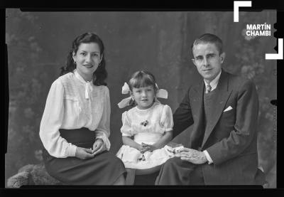 Retrato de familia no identificada en estudio fotográfico