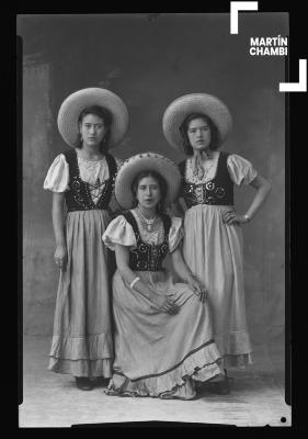 Retrato de las hermanas Flores Ochoa en traje de carnaval