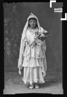 Retrato de niña no identificada en primera comunión en estudio fotográfico