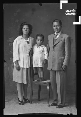 Retrato de familia no identificada en estudio fotográfico