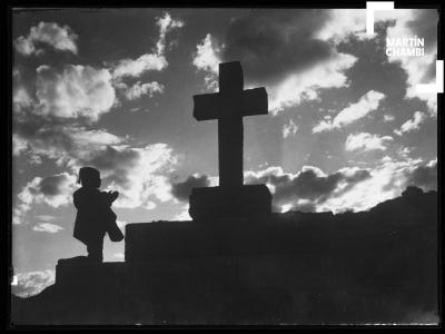 Niño orando ante antigua cruz de Saqsaywaman en el primer congreso Eucarístico Diocesanos del Cuzco. Imagen titulada &quot;Niño campesino orando ante Cruz&quot;