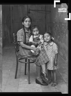 Retrato de madre e hijos no identificados