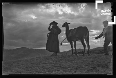 Mujer no identificada y auquénido en inmediaciones de Saqsaywaman