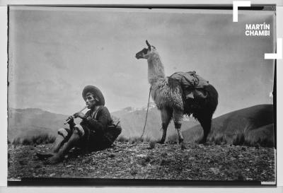 Reproducción fotográfica de imagen, campesino no identificado tocando quena en La Raya junto a auquénido. Imagen titulada por Martín Chambi &quot;Tristeza Andina&quot;