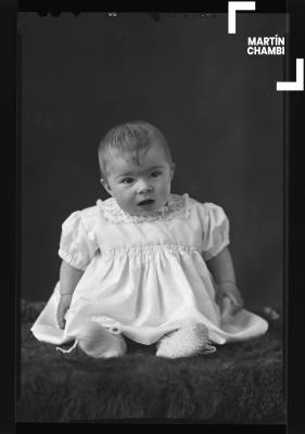 Retrato de niña no identificada en estudio fotográfico